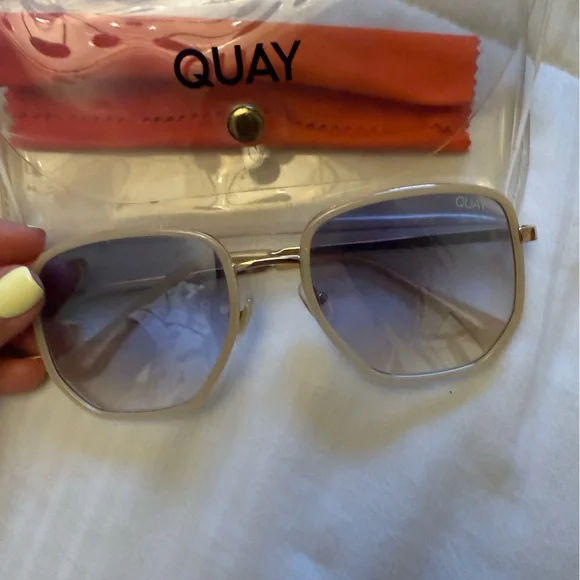 QUAY Reflective Oversized Trendy Sunglasses - Picture 3 of 5